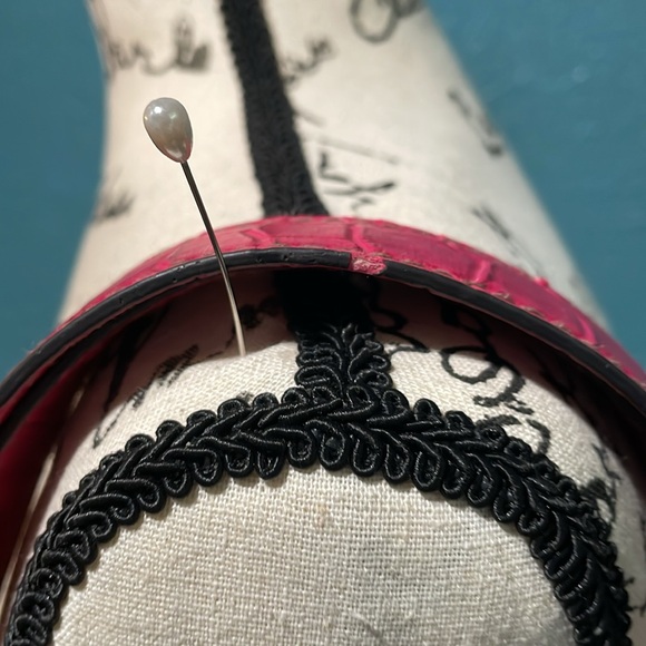 Croft & Barrow magenta colored w/silver metal alligator pattern shoulder purse. - Picture 5 of 12